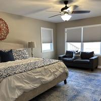 Perfect location!10 min to Lake & right by Dtwn Rogers, sleeps 14